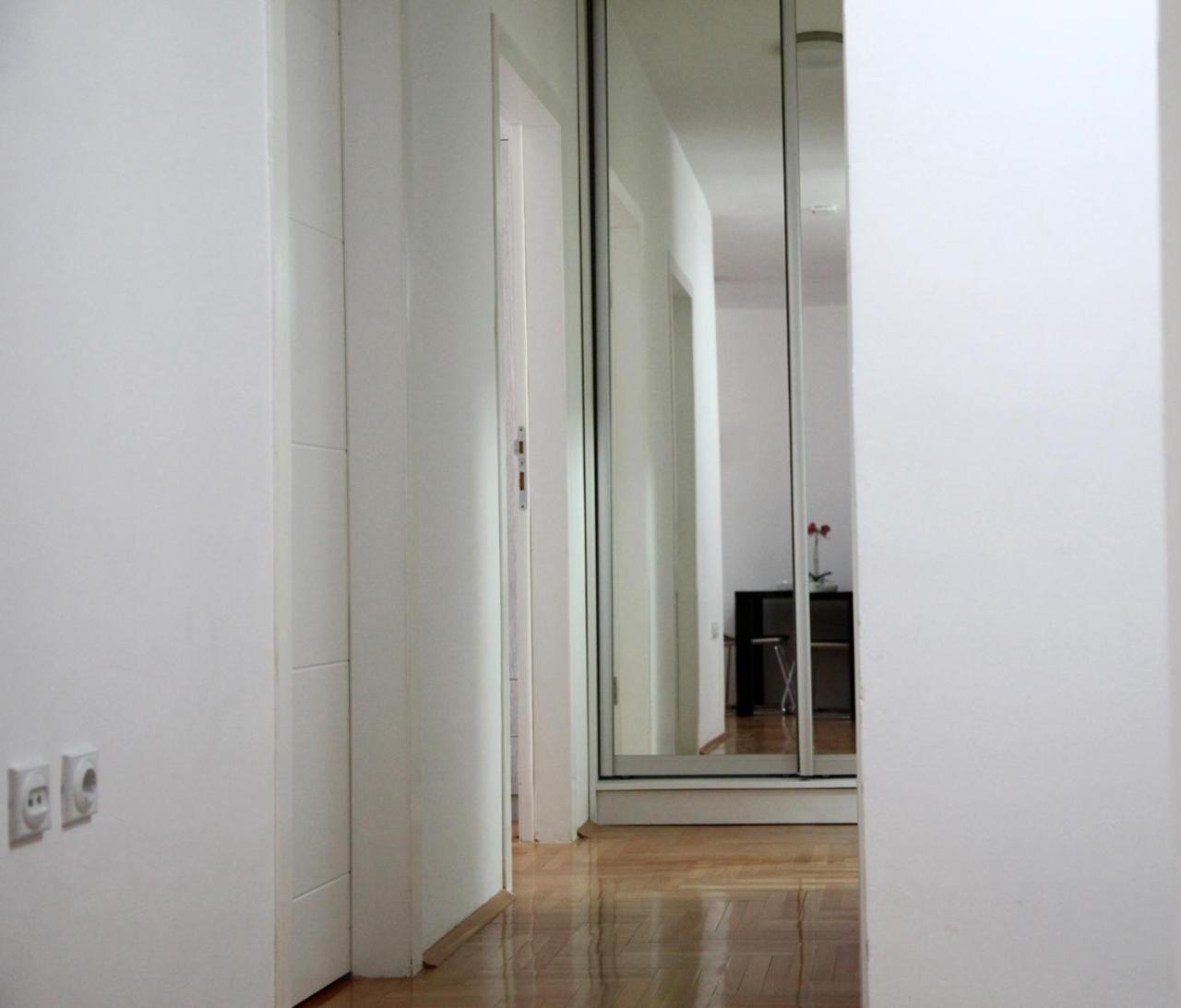 65 Square Meters Designer Apartment In Heart Of City - River View ! Park For Free Nis Exterior photo