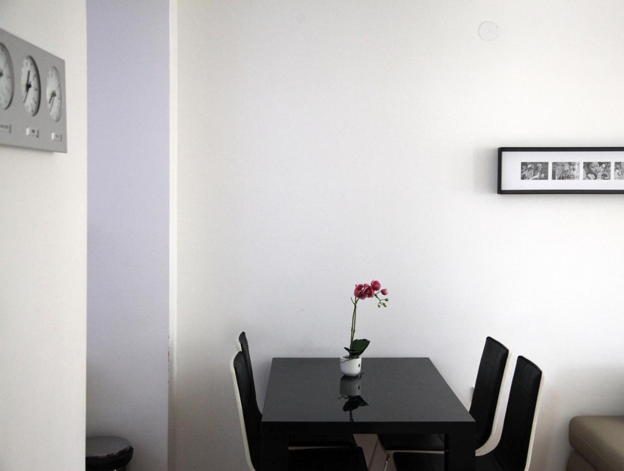65 Square Meters Designer Apartment In Heart Of City - River View ! Park For Free Nis Exterior photo