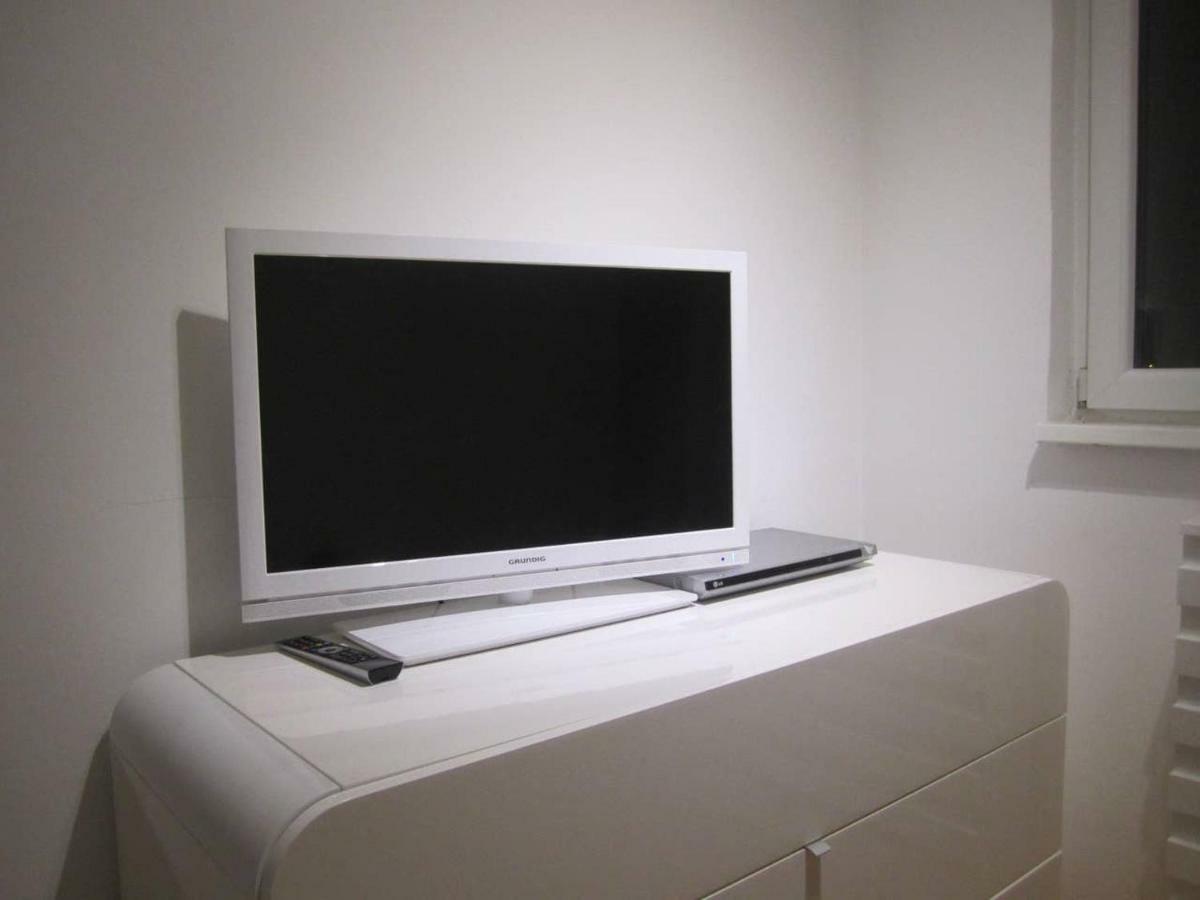 65 Square Meters Designer Apartment In Heart Of City - River View ! Park For Free Nis Exterior photo