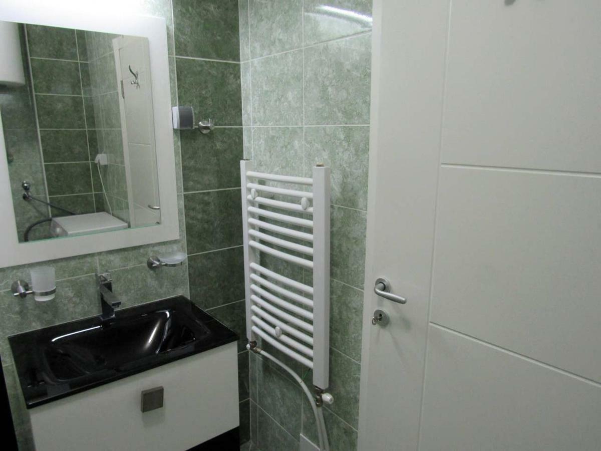65 Square Meters Designer Apartment In Heart Of City - River View ! Park For Free Nis Exterior photo