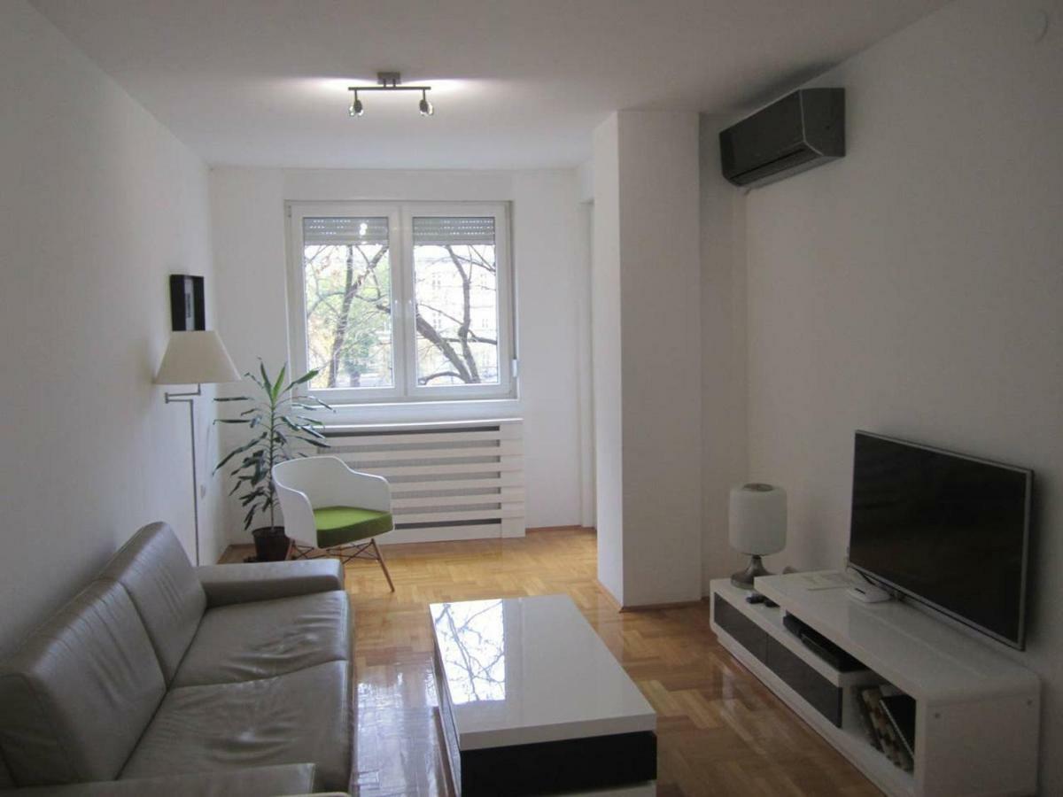 65 Square Meters Designer Apartment In Heart Of City - River View ! Park For Free Nis Exterior photo