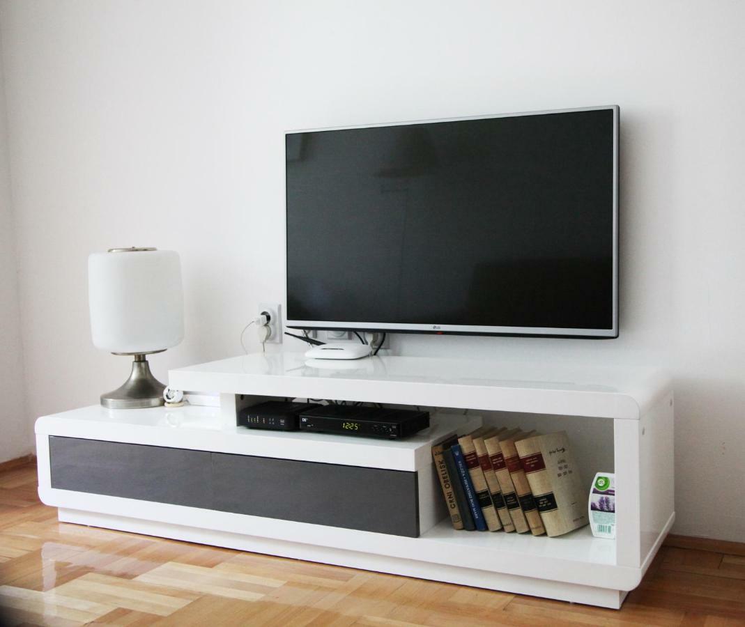 65 Square Meters Designer Apartment In Heart Of City - River View ! Park For Free Nis Exterior photo